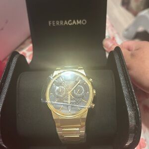 Ferragamo Sapphire Chrono lon-
Plated Yellow Gold Bracelet
Watch